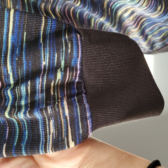 PRETTY UNIQUE LULAROE V NECK SWEATER - Picture 7 of 7